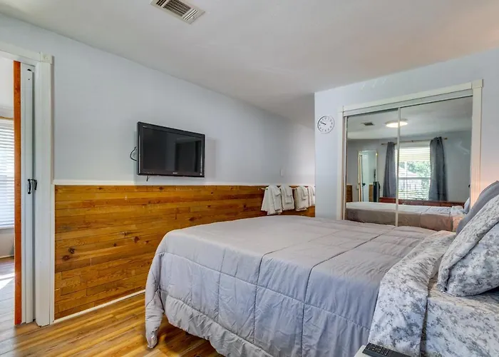 Holiday home Pet-friendly W/ Patio & Yard! Pensacola