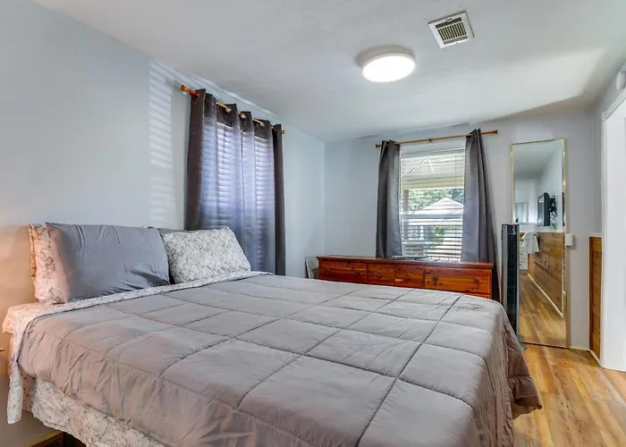 Pet-friendly W/ Patio & Yard! Holiday home Pensacola